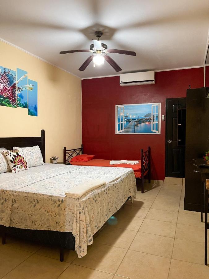 B Aparts Hotel Coxen Hole Kültér fotó