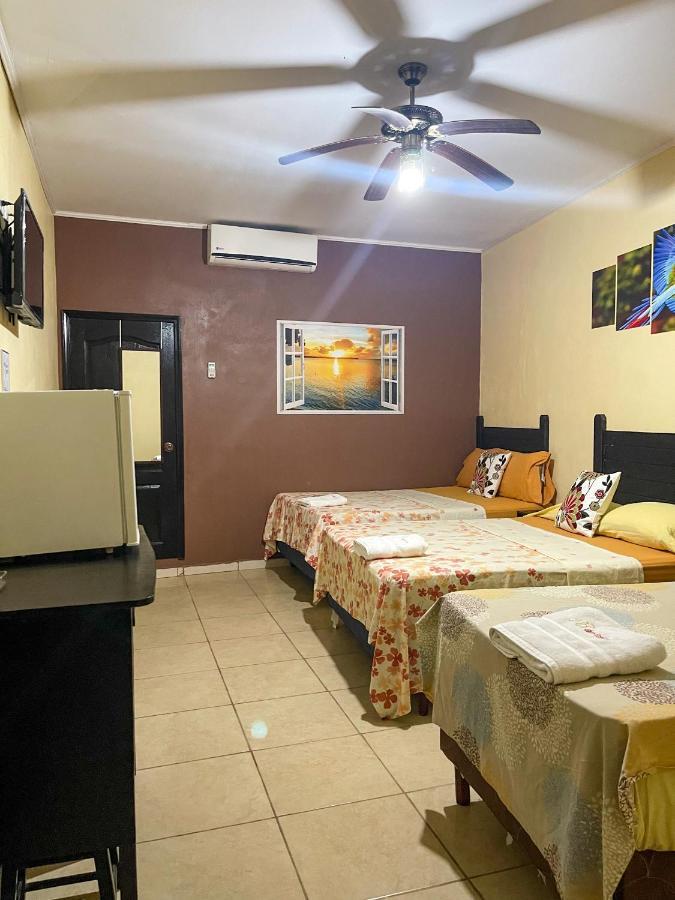 B Aparts Hotel Coxen Hole Kültér fotó