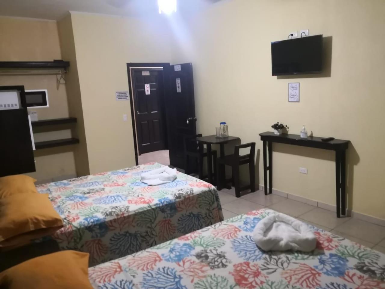B Aparts Hotel Coxen Hole Kültér fotó