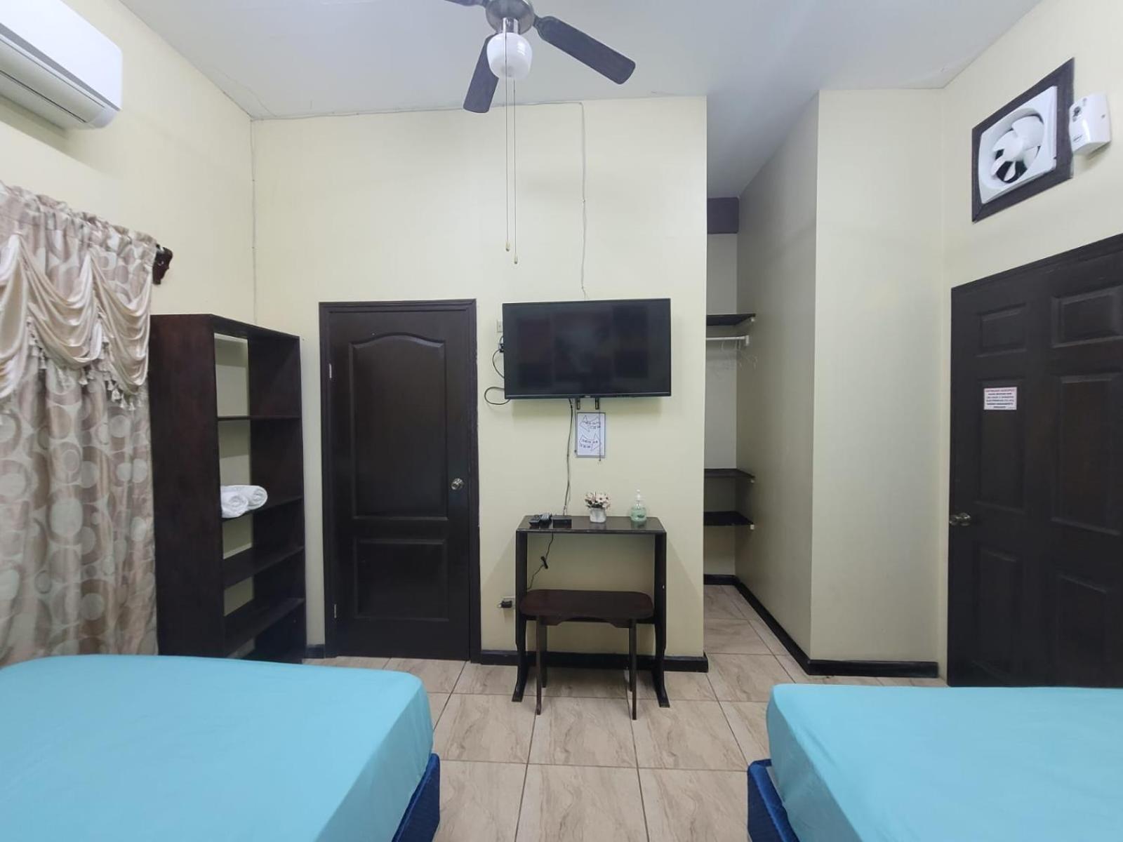 B Aparts Hotel Coxen Hole Kültér fotó