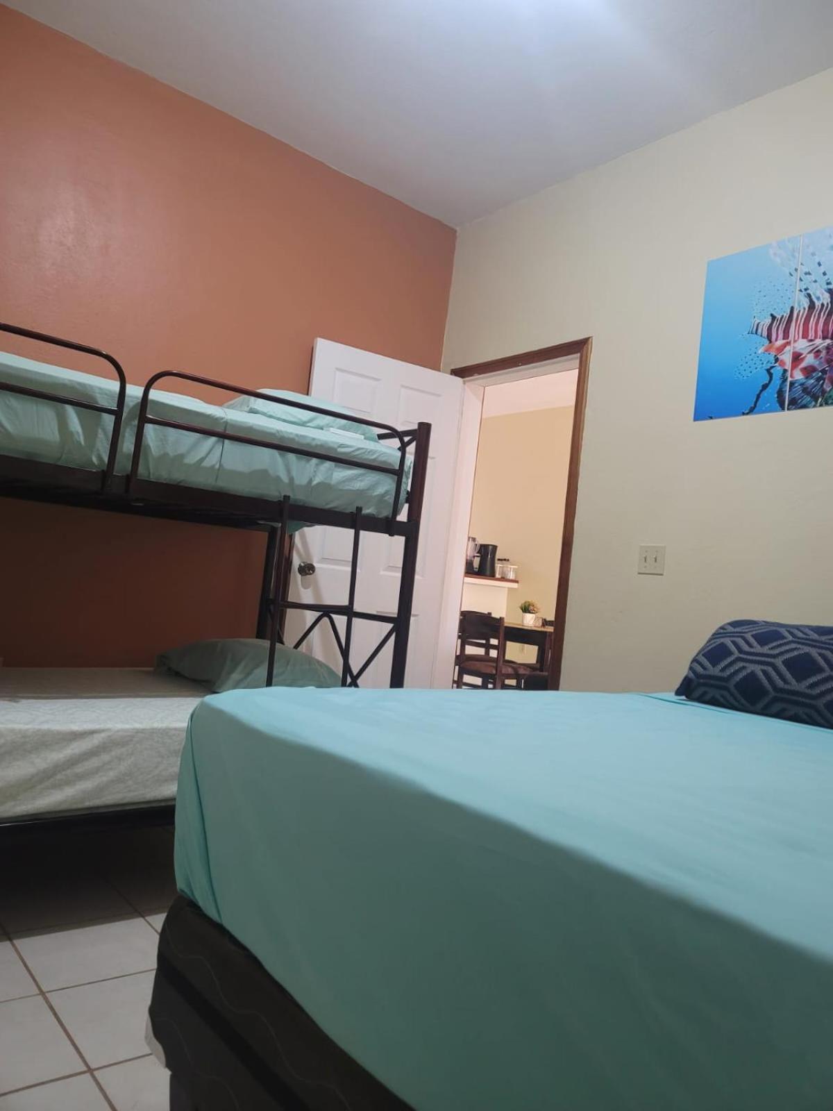 B Aparts Hotel Coxen Hole Kültér fotó