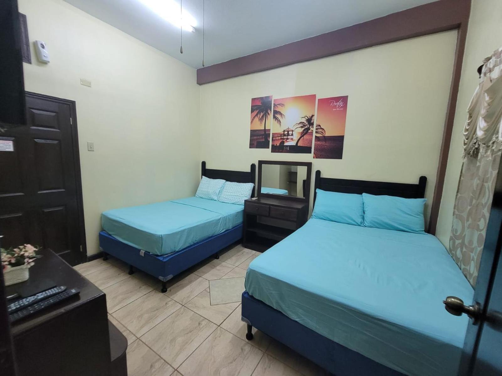 B Aparts Hotel Coxen Hole Kültér fotó