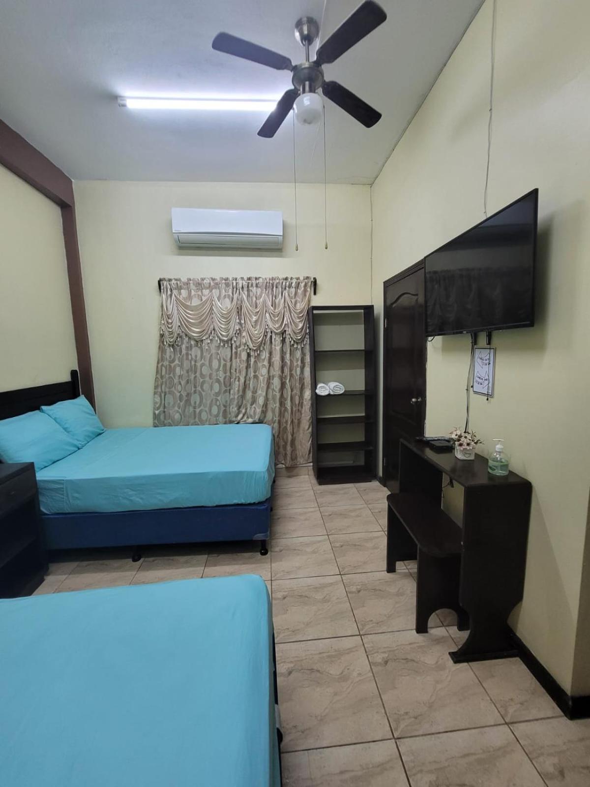 B Aparts Hotel Coxen Hole Kültér fotó