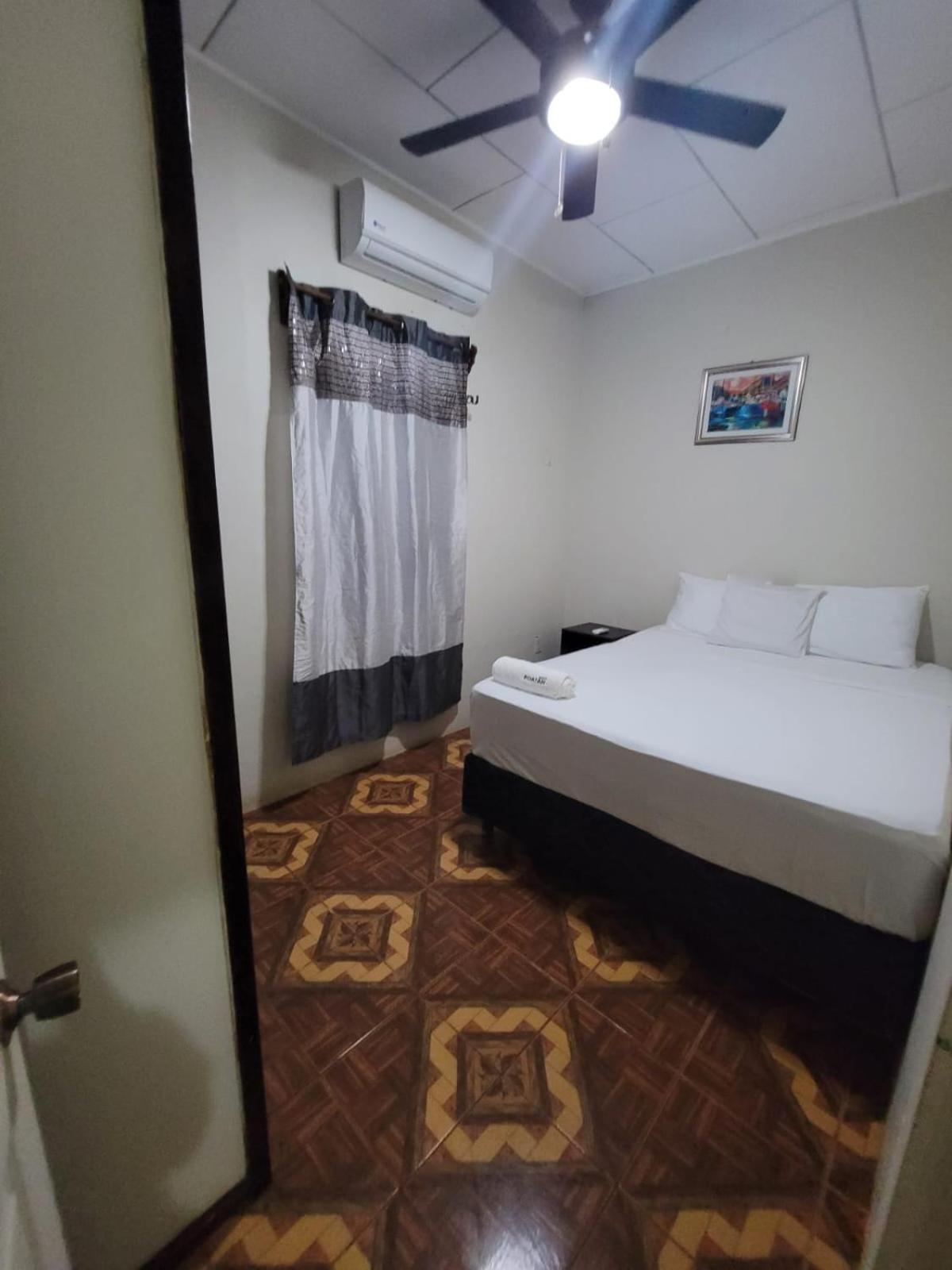 B Aparts Hotel Coxen Hole Kültér fotó