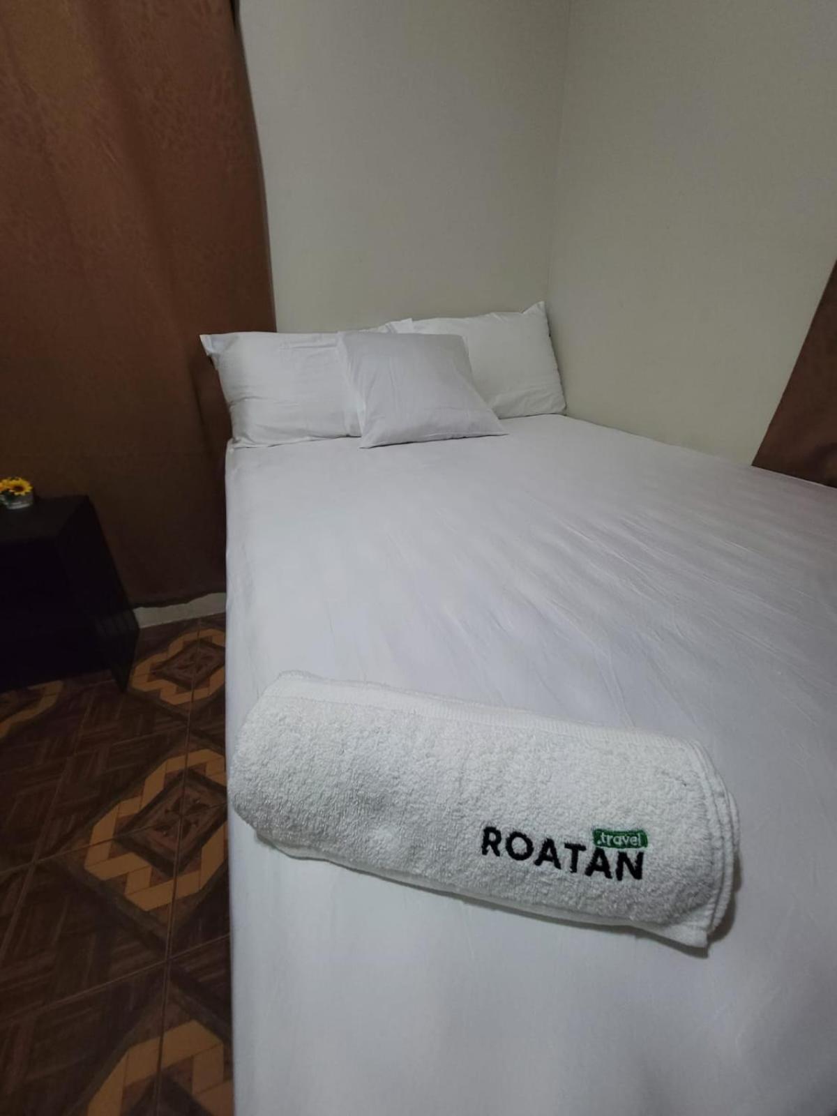 B Aparts Hotel Coxen Hole Kültér fotó