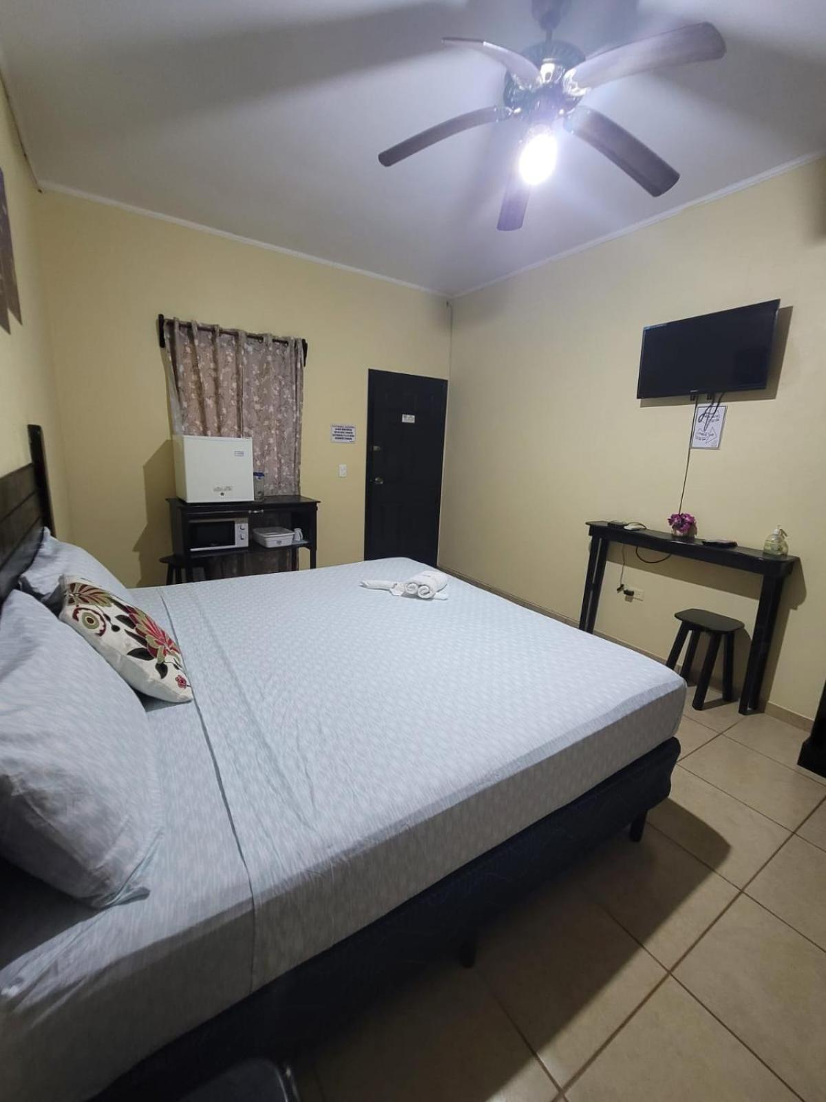 B Aparts Hotel Coxen Hole Kültér fotó