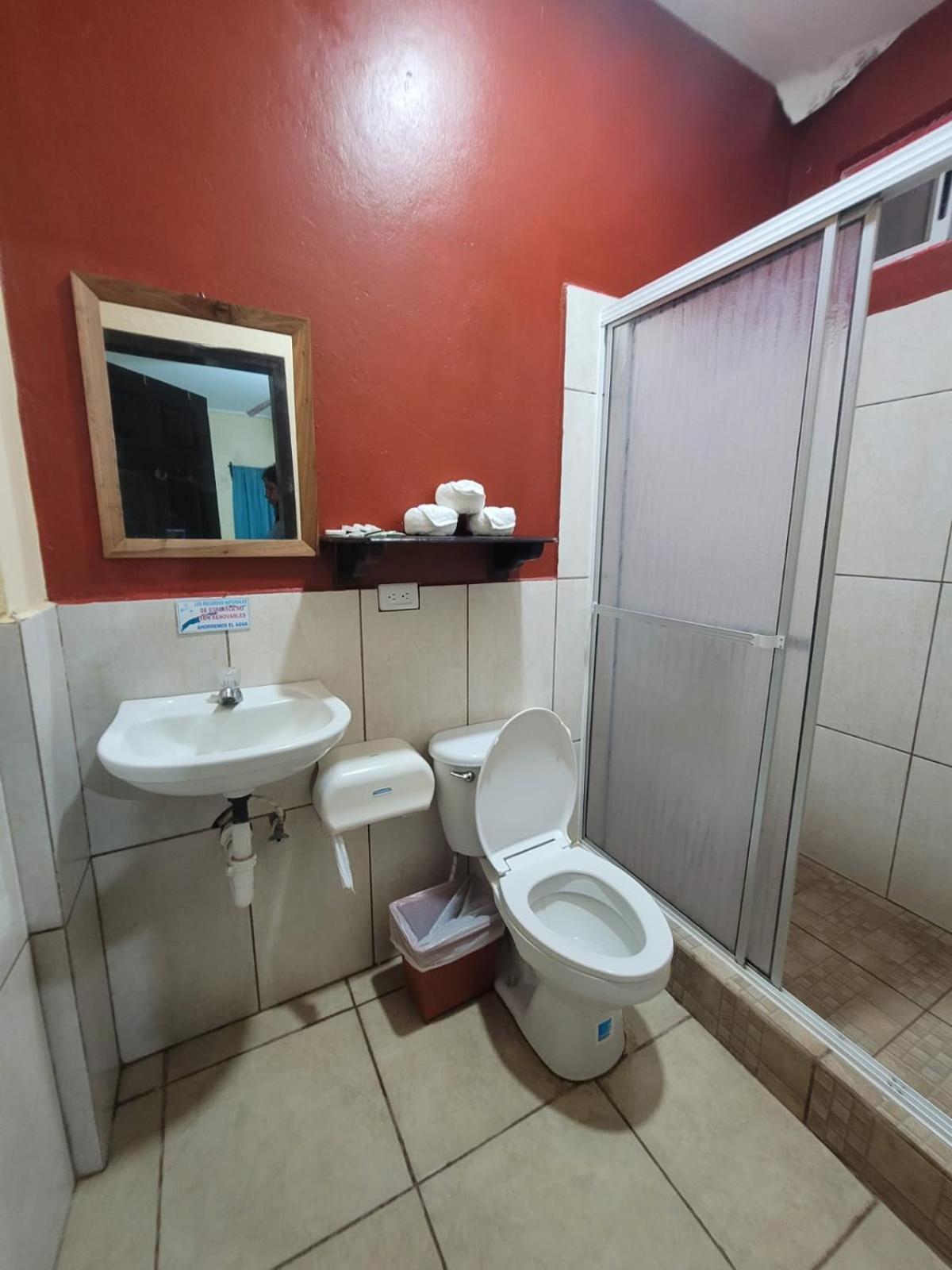 B Aparts Hotel Coxen Hole Kültér fotó