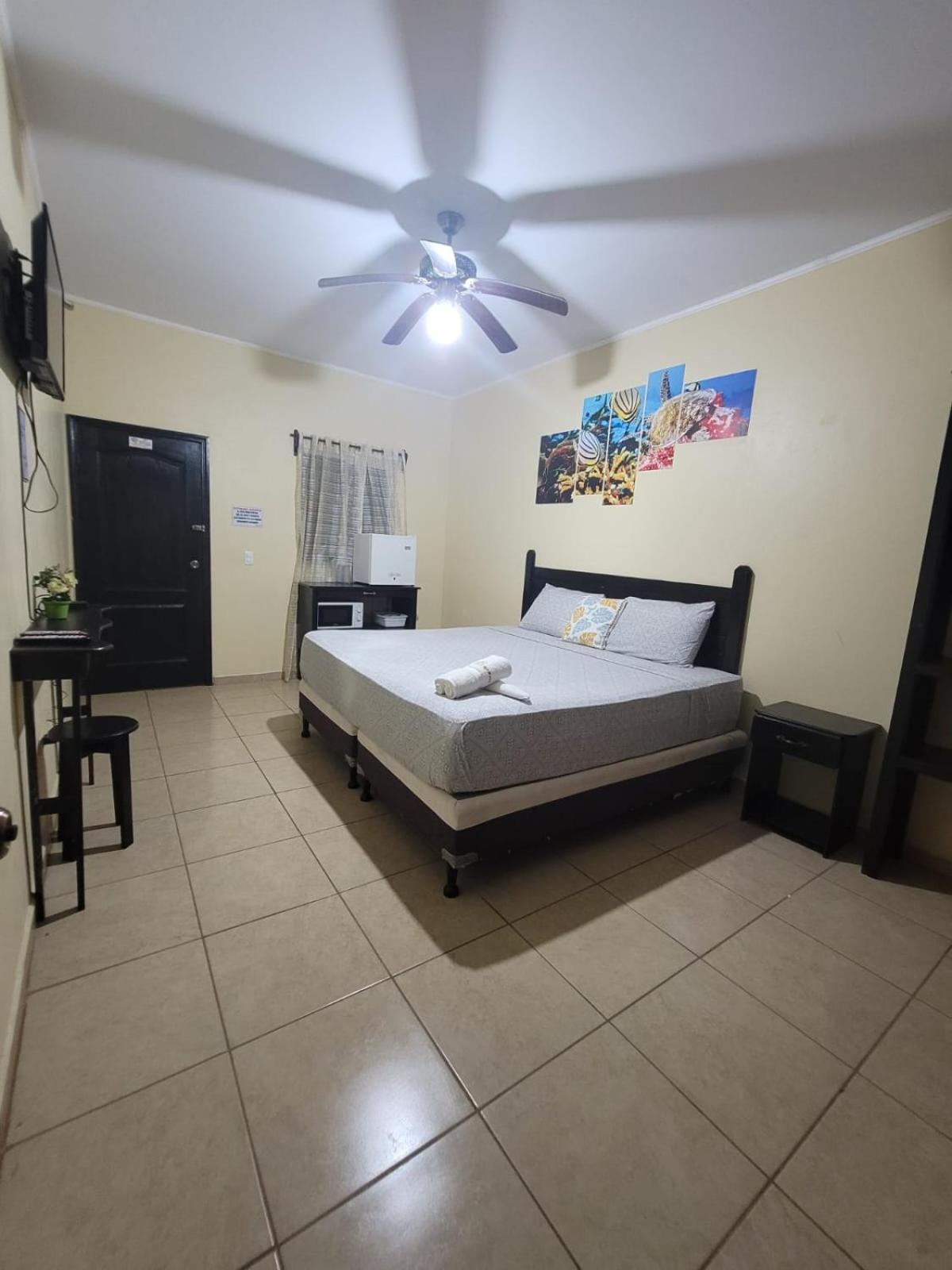 B Aparts Hotel Coxen Hole Kültér fotó